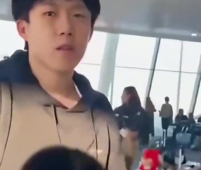 王楚钦训练后遭一名女子怼脸直拍，当场回：离我远点，再拍报警