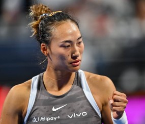一场2-0，郑钦文丢掉世界前8，转场途中再接商务，引发不满