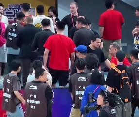 非常生气😡广厦没能提前夺冠 王博离场时怒踹CBA总决赛泡沫板