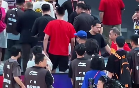非常生气😡广厦没能提前夺冠 王博离场时怒踹CBA总决赛泡沫板