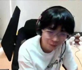 这么真实嘛😂大黄：321加油太尬 我在TES都是假喊 只动嘴不出声