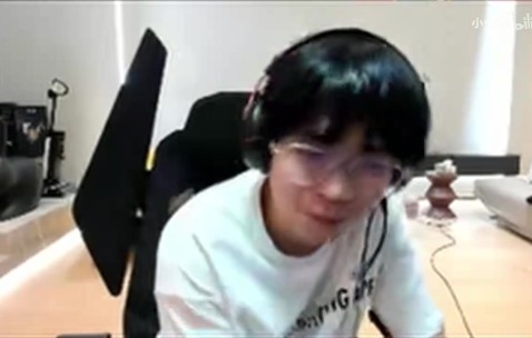 这么真实嘛😂大黄：321加油太尬 我在TES都是假喊 只动嘴不出声