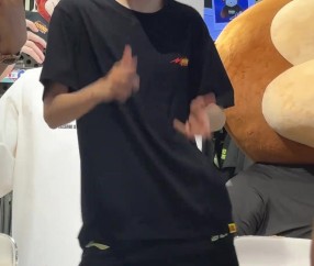 如何评价🐒的舞姿？Doinb翻跳抖音舞曲《九万字》：身姿妖娆