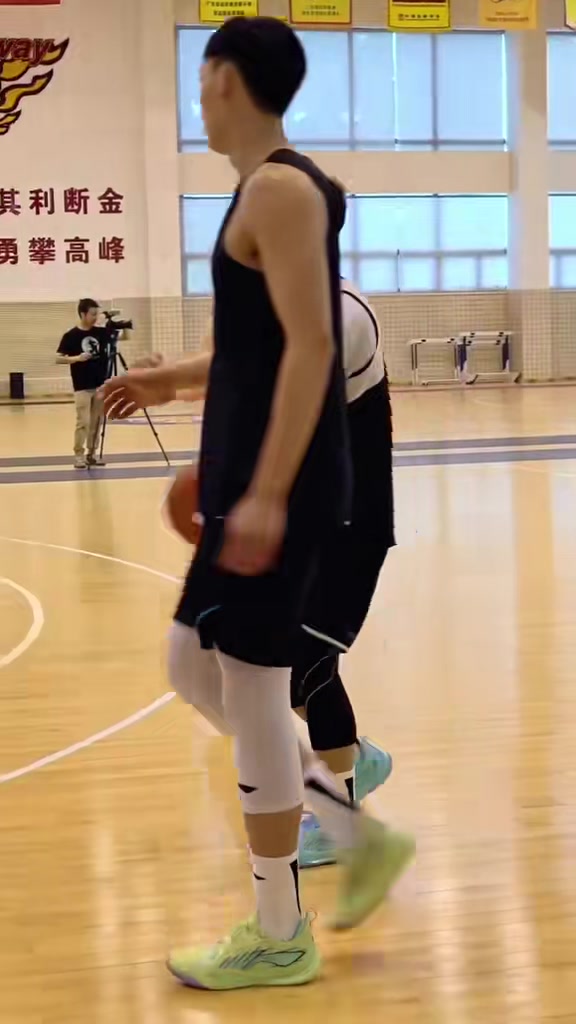 广东男篮轻松备战生死战 徐杰碰瓷“痛苦倒地”🤣